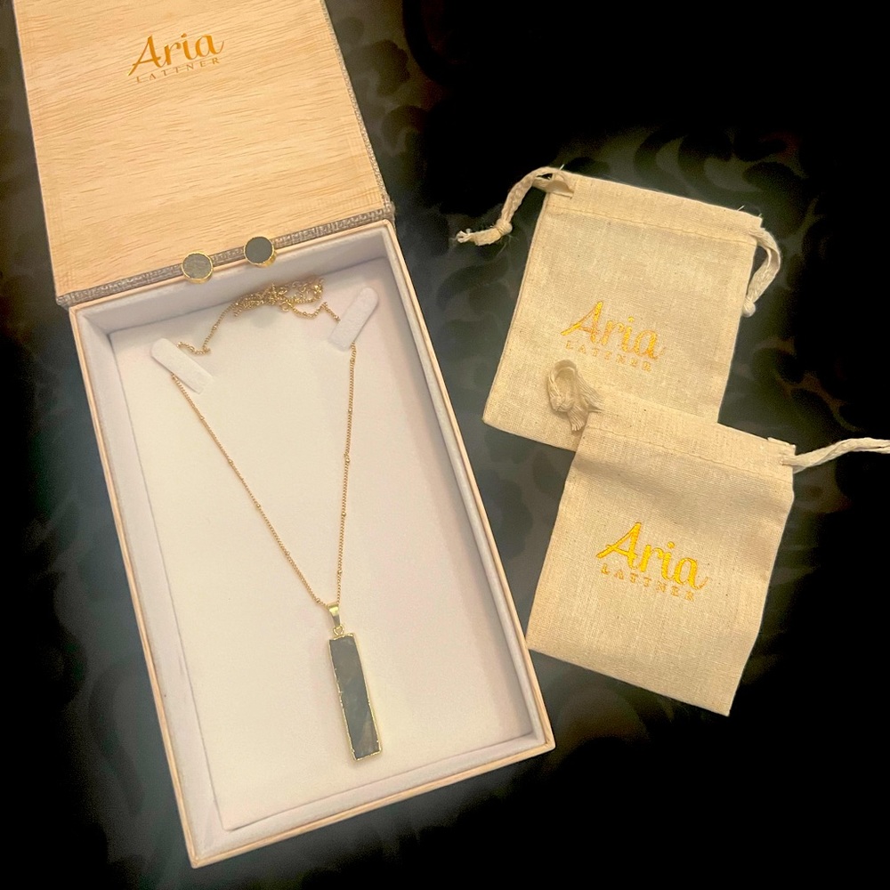 BNIB Aria Lattner Labradorite Pendant & Earring Set